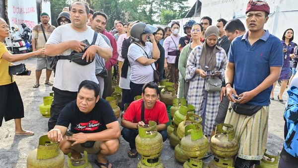 Warga Denpasar Antre Operasi Pasar Elpiji 3 Kg