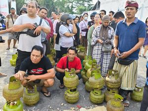 Warga Denpasar Antre Operasi Pasar Elpiji 3 Kg Warga Denpasar Antre Operasi Pasar Elpiji 3 Kg
