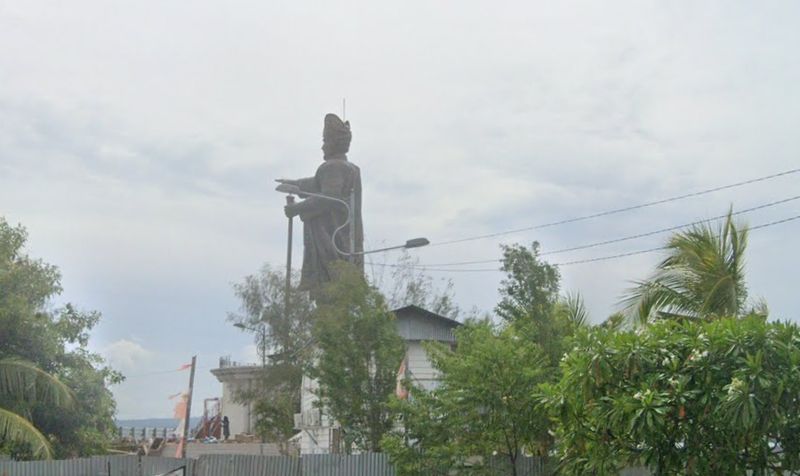 Penampakan Patung Oputa Yii Koo di Baubau, Sualwesi Tenggara