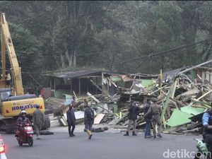 Satpol PP Bongkar Ratusan Warung di Jalur Wisata Ciater Subang Satpol PP Bongkar Ratusan Warung di Jalur Wisata Ciater Subang