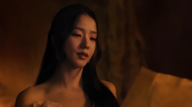 Potret Jisoo BLACKPINK dalam video klip 'Your Love'