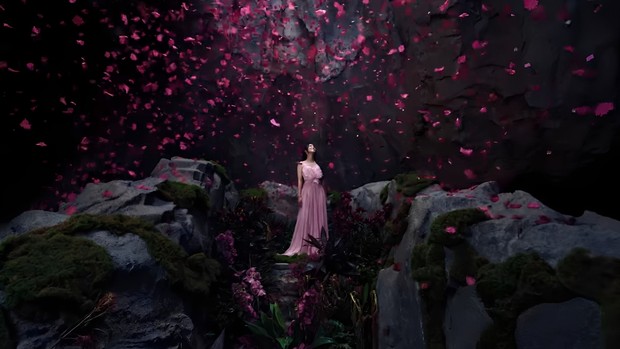 Potret Jisoo BLACKPINK dalam video klip 'Your Love'