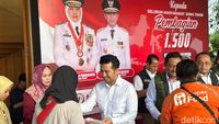 Pemprov Jatim Bagikan Bendera Merah Putih dan Bantuan Sembako