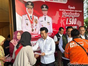 Pemprov Jatim Bagikan Bendera Merah Putih dan Bantuan Sembako Pemprov Jatim Bagikan Bendera Merah Putih dan Bantuan Sembako