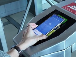 Mulai Oktober, Bayar LRT Jabodebek Bisa Pakai QRIS Tap