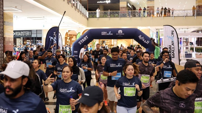 Peserta Mallathon memulai lari pagi di Dubai Mall, menikmati jalur indoor yang nyaman saat suhu luar mencapai puncak musim panas. Pada tanggal 1 Agustus, Dubai meluncurkan Dubai Mallathon: sebuah inisiatif kebugaran selama sebulan yang dirancang untuk mempromosikan gaya hidup sehat dan aktif dengan mengubah ruang komersial yang familiar menjadi jalur lari dalam ruangan setiap hari di bulan Agustus. Foto: REUTERS/Amr Alfiky