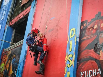 Seru, Pemadam Kebakaran Jakarta Adu Cepat dan Tangguh di Ciracas