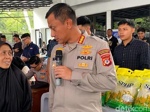 Senangnya Halimah Dapat Beras Murah yang Dibeli di Kantor Polisi