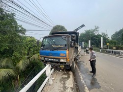 Truk Nyaris Terjun ke Sungai gegara Sopir Ketiduran