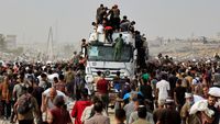 Warga Gaza Berebut Bantuan dari Truk di Tengah Krisis Kemanusiaan