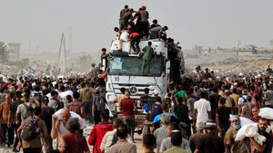 Warga Gaza Berebut Bantuan dari Truk di Tengah Krisis Kemanusiaan