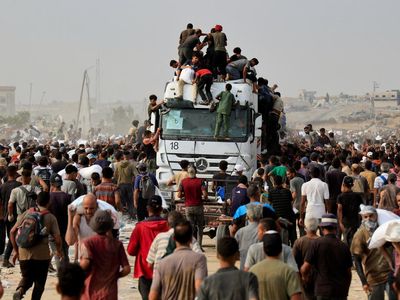 Warga Gaza Berebut Bantuan dari Truk di Tengah Krisis Kemanusiaan