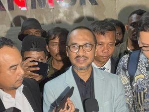 Diperiksa Polisi, Abraham Samad Dicecar 56 Pertanyaan soal Ijazah Jokowi Diperiksa Polisi, Abraham Samad Dicecar 56 Pertanyaan soal Ijazah Jokowi