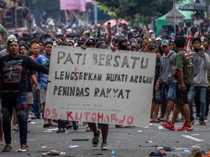 Video: Demo Akbar Pati Berakhir Ricuh, Bupati Sudewo Tetap Ogah Mundur Video: Demo Akbar Pati Berakhir Ricuh, Bupati Sudewo Tetap Ogah Mundur