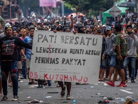 Massa yang tergabung dalam Aliansi Masyarakat Pati Bersatu berunjuk rasa di depan Kantor Bupati Pati, Kabupaten Pati, Jawa Tengah, Rabu (13/8/2025). Dalam unjuk rasa yang dihadiri sekitar 100 ribu warga itu menuntut Bupati Pati Sudewo agar mundur dari jabatannya karena dinilai arogan dan sejumlah kebijakannya tidak pro ke masyarakat. ANTARA FOTO/Aji Styawan/tom.