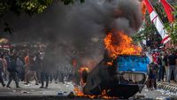 Detik-detik Demo Pati Berujung Ricuh, Mobil Polisi Dibakar