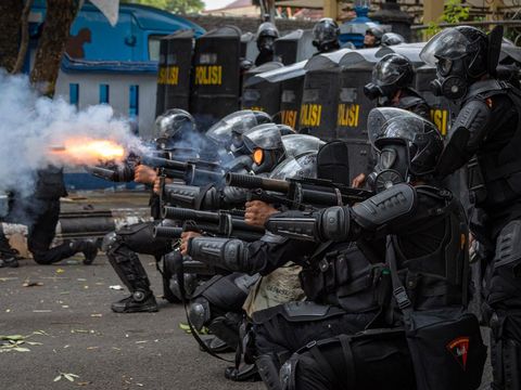 Personel kepolisian menembakkan gas air mata ke arah massa usai terjadi kericuhan unjuk rasa di depan Kantor Bupati Pati, Kabupaten Pati, Jawa Tengah, Rabu (13/8/2025). Unjuk rasa yang berakhir ricuh itu karena massa kecewa dan menilai tuntutan mereka agar Bupati Pati Sudewo mundur dari jabatannya tidak segera dipenuhi. ANTARA FOTO/Aji Styawan/nym.