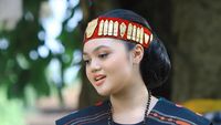 6 Foto Amora Lemos Kenakan Baju Adat Batak, Anggun Dengan Kain Ulos
