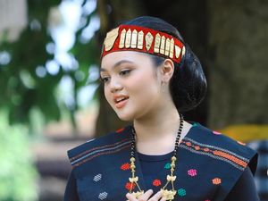 6 Foto Amora Lemos Kenakan Baju Adat Batak, Anggun Dengan Kain Ulos 6 Foto Amora Lemos Kenakan Baju Adat Batak, Anggun Dengan Kain Ulos