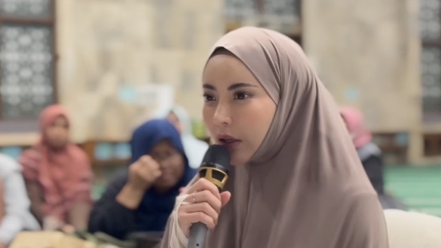 Berita Viral Selebriti dari InsertLive : 6 Artis Indonesia Ini Bolak-balik Pindah Agama hingga Berakhir Mualaf