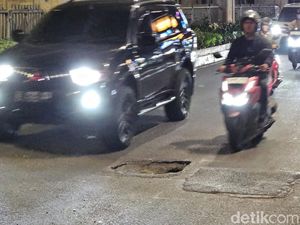 Bahaya Mengintai! Ada Lubang di Tengah Jalan Kapten Tendean Jaksel Bahaya Mengintai! Ada Lubang di Tengah Jalan Kapten Tendean Jaksel