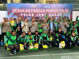 Senyum Bahagia Sony Bawa Pulang Beras Murah dari Polda Jabar