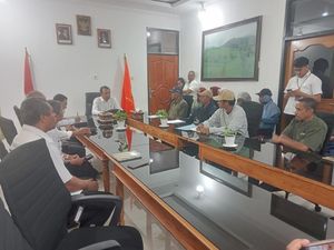 Tolak Toko Serba 35, Warga Adonara Geruduk Kantor Bupati Flores Timur Tolak Toko Serba 35, Warga Adonara Geruduk Kantor Bupati Flores Timur