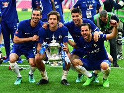 Morata dan Fabregas, bersama Davide Zappacosta dan Marcos Alonso, merayakan keberhasilan Chelsea menjuarai Piala FA pada tahun 2018. Foto: Chelsea FC via Getty Images/Darren Walsh