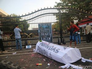 Suasana Jelang Demo Bupati Pati Sudewo, Ada Keranda Mayat-Truk Tronton