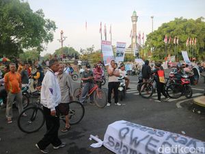 Massa Demo Desak Bupati Pati Mundur, Ada Keranda Mayat-Truk Tronton Massa Demo Desak Bupati Pati Mundur, Ada Keranda Mayat-Truk Tronton