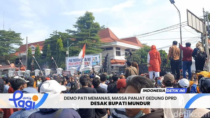 Video: Demo Pati Memanas, Massa Panjat Gedung DPRD Desak Bupati Mundur