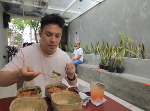 Fero Walandouw Cicip Sate hingga Bubur Bakar saat Jadi Host Acara Kuliner