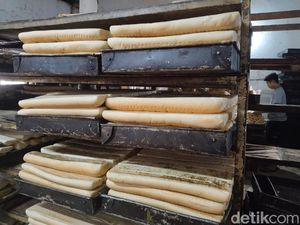 Gang Sentra Roti di Bandung dan Sisi Lain yang Berdampingan Gang Sentra Roti di Bandung dan Sisi Lain yang Berdampingan