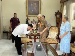 Gibran Cium Tangan dan Gandeng Try Sutrisno, Sempat Bahas Kesehatan Jokowi Gibran Cium Tangan dan Gandeng Try Sutrisno, Sempat Bahas Kesehatan Jokowi