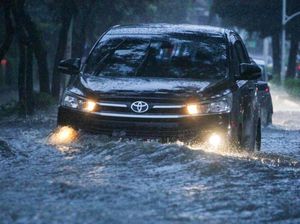 Detik-detik Mobil Terseret Banjir di Cilegon