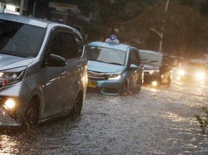 Flyover Pesing Jakbar Tergenang gegara Saluran Air Tersumbat