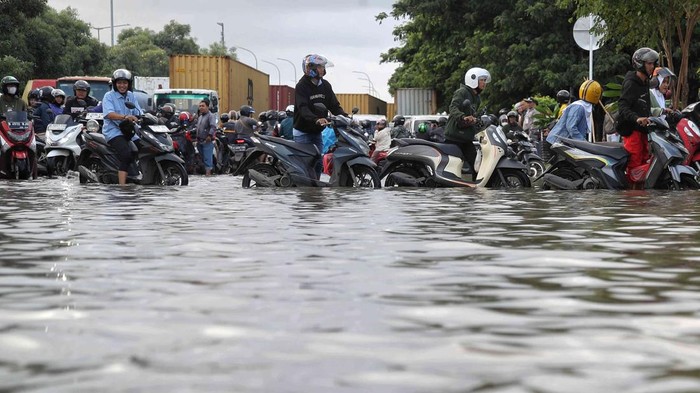 Banjir masih merendam 16 RT dan 2 ruas jalan di Jakarta