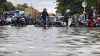Tanggul Baswedan Jebol, 5 RT di Jati Padang Jaksel Banjir Tanggul Baswedan Jebol, 5 RT di Jati Padang Jaksel Banjir