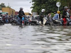 Banjir di Jakarta Meluas Pagi Ini: 61 RT Terendam, 6 Ruas Jalan Tergenang