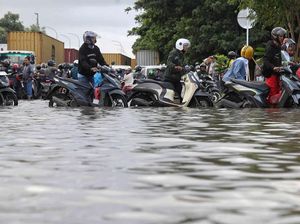 Tanggul Baswedan Jebol, 5 RT di Jati Padang Jaksel Banjir Tanggul Baswedan Jebol, 5 RT di Jati Padang Jaksel Banjir