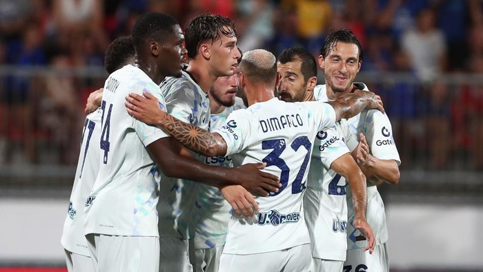 MONZA, ITALY - AUGUST 12: Pio Esposito of FC Internazionale celebrates with his team-mates after scoring their teams second goal during the Pre-season Friendly match between AC Monza and FC Internazionale at U-Power Stadium on August 12, 2025 in Monza, Italy. (Photo by Marco Luzzani/Getty Images)