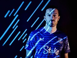 Aku bicara kepada Wayne [Rooney] sebelum ke sini dan aku bilang soal nomor 18 ini kepadanya. Jadi aku berharap ia juga ikut senang, kata Grealish soal nomor pilihannya di Everton.  Foto: Dok. Everton FC