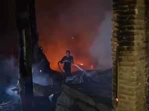Tempat Produksi Meja Biliar di Tulungagung Ludes Terbakar Tempat Produksi Meja Biliar di Tulungagung Ludes Terbakar