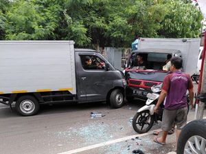 2 Mobil Boks Adu Banteng di Ciputat, Seorang Sopir Terjepit 2 Mobil Boks Adu Banteng di Ciputat, Seorang Sopir Terjepit