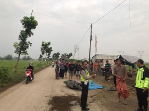 Brakk! Pemotor Wanita Tewas Tabrak Dump Truk di Pegandon Kendal Brakk! Pemotor Wanita Tewas Tabrak Dump Truk di Pegandon Kendal