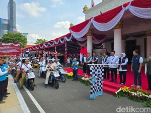 Khofifah Lepas Tim Relawan Antarkan Tali Asih ke Perintis Kemerdekaan Khofifah Lepas Tim Relawan Antarkan Tali Asih ke Perintis Kemerdekaan
