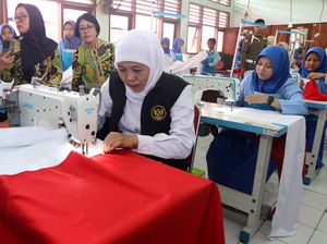 Gubernur Khofifah Menjahit Merah Putih Bareng Ribuan Pelajar Jatim