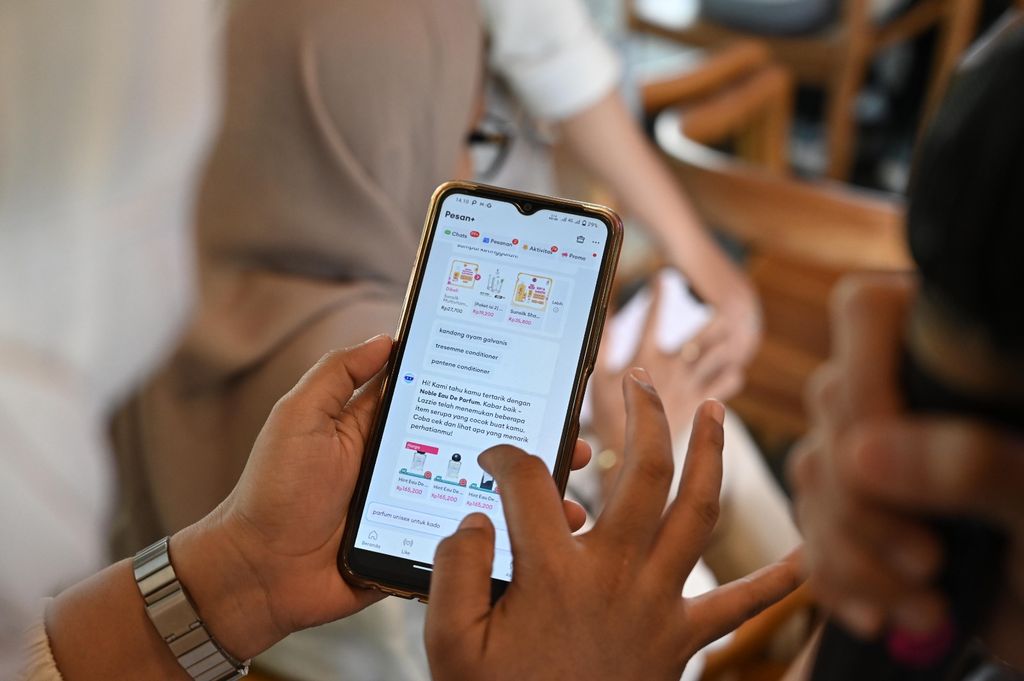 Pengguna mencari produk parfum di Lazada