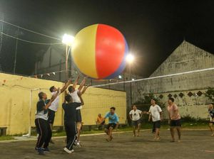 Lomba Voli Bola Raksasa Meriahkan Agustusan di Banyuwangi
