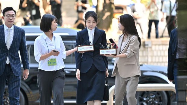 Mantan Ibu Negara Korea Selatan, Kim Keon Hee, ditangkap atas tuduhan manipulasi saham dan korupsi. (via REUTERS/JUNG YEON-JE)